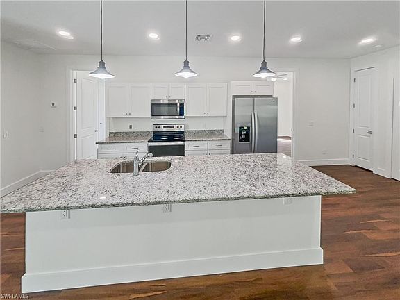4th image of 804 Woodridge CIR