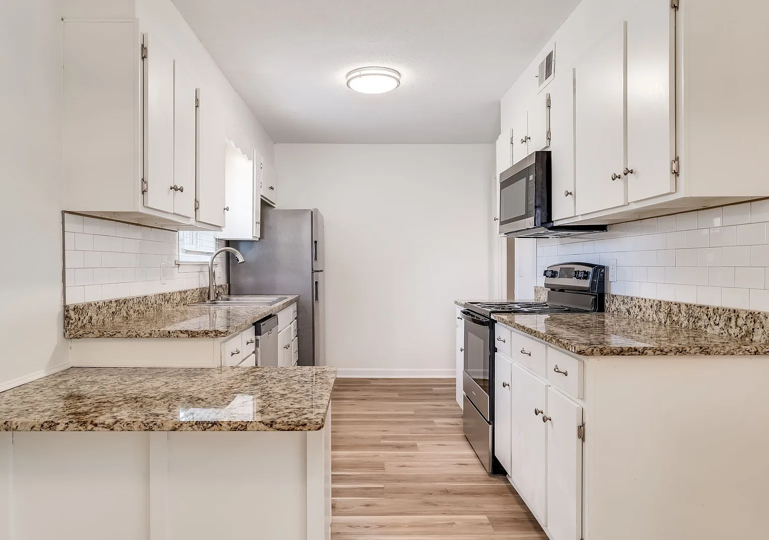 Charming 2-bedroom, 1-bath apartment located in the highly sought-after Rosewood area! - Apt 4 — Photo 1