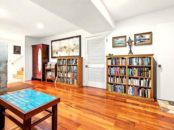 5th image of 302 E Woodside Dr