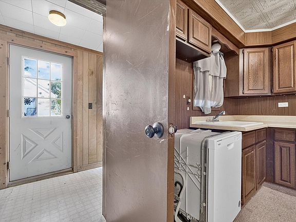 5th image of 203 Brown St