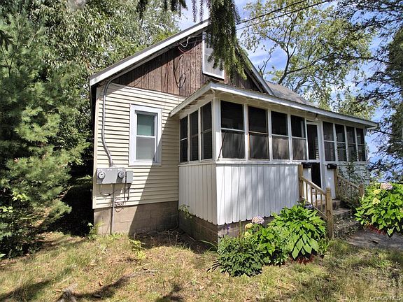 2nd image of 6 Lake St