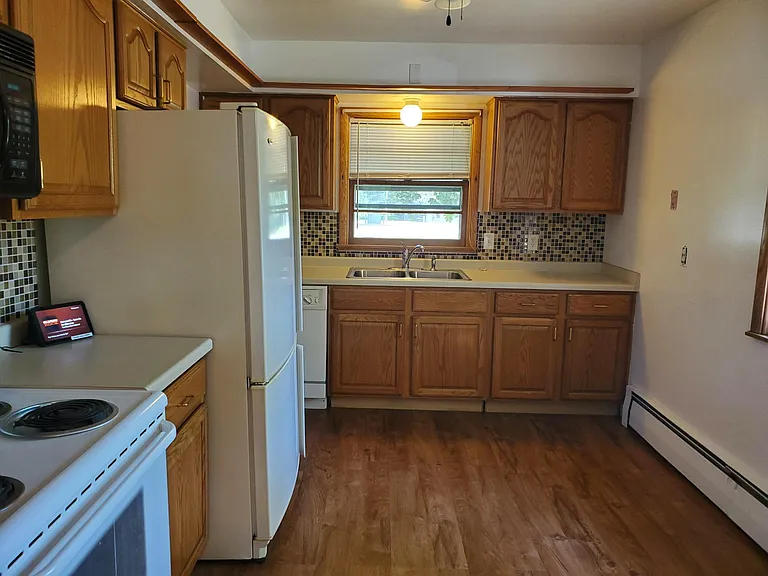 904 W River Rd — Photo 3