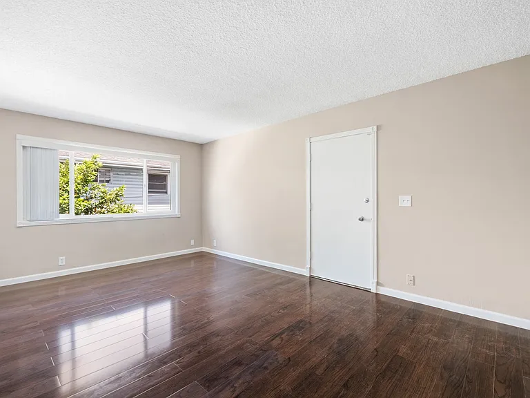 710 E 6th St — Photo 5
