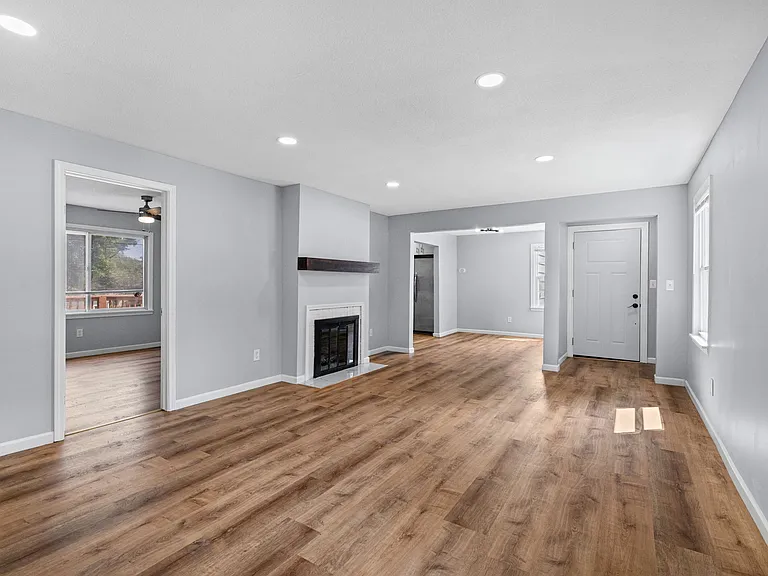 938 Locust Ave — Photo 4