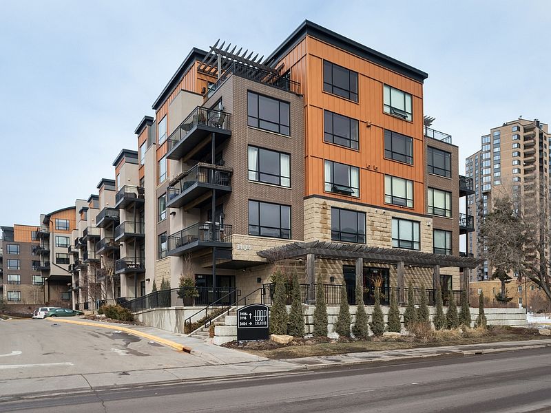 Loop Calhoun Exterior