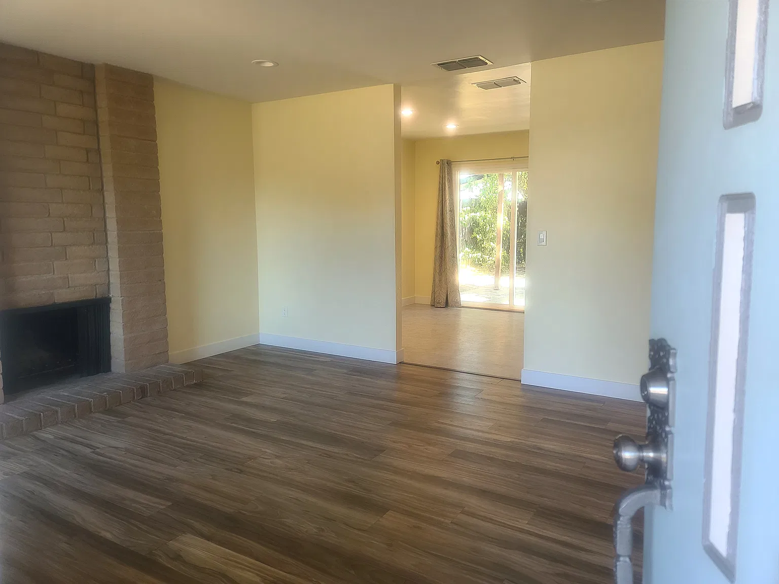 3 bed, 1025 sqft, $2,550 — Photo 3