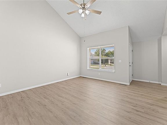 5th image of 1052 NE Queens Ct