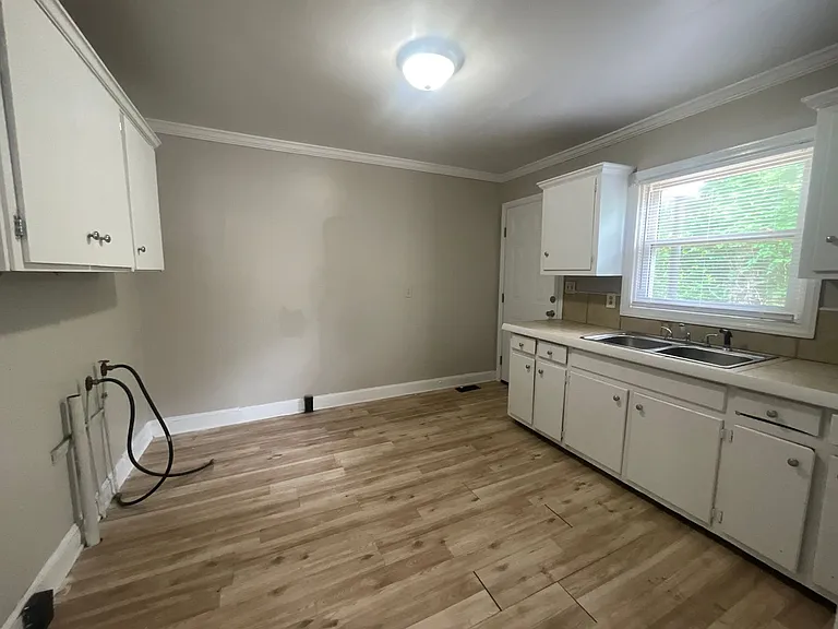 2106A Elvira St — Photo 2
