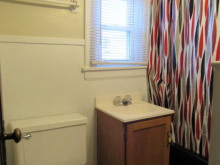 321 W Elm St — Photo 11