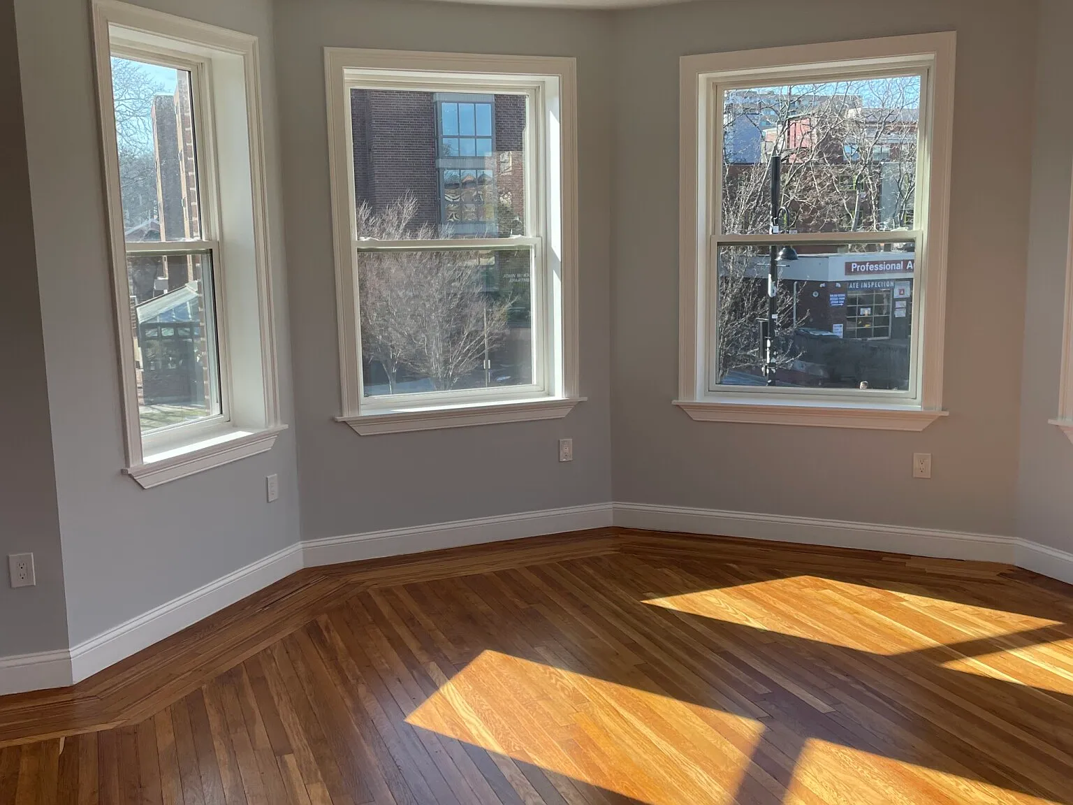 3 bed, 2.0 bath, 2354 sqft, $7,000 — Photo 2