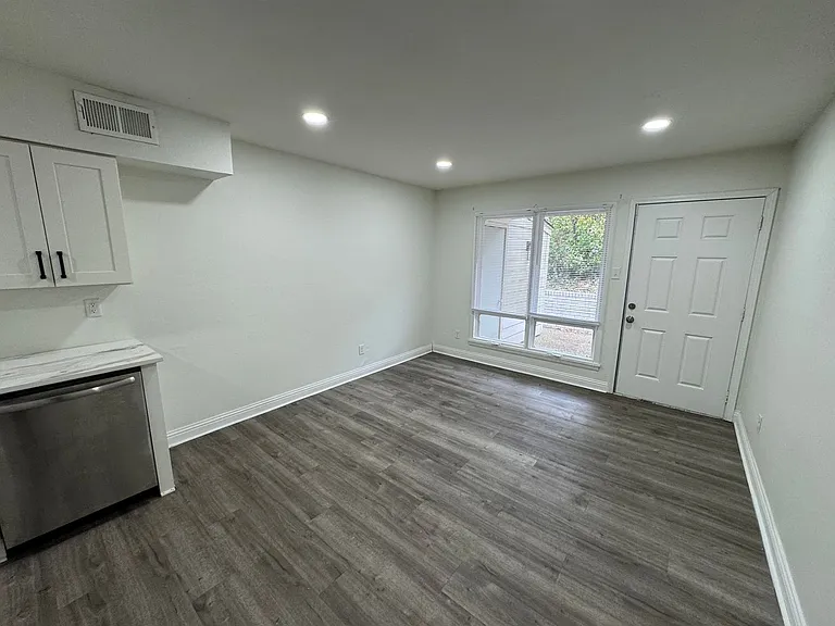 2301 Scott St — Photo 7