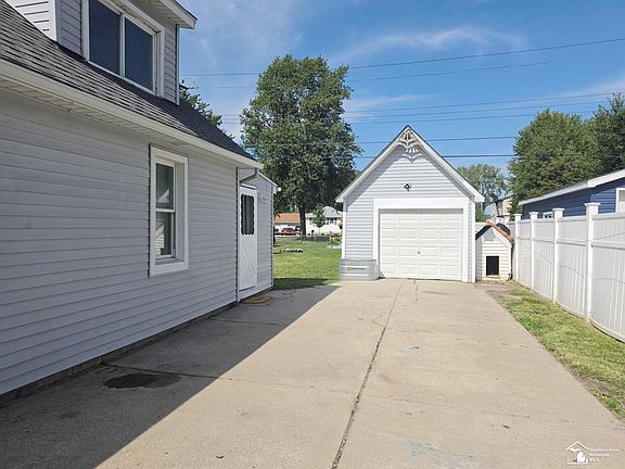 2nd image of 3051 Harborview St