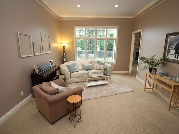3rd image of 512 S Wintergreen Dr
