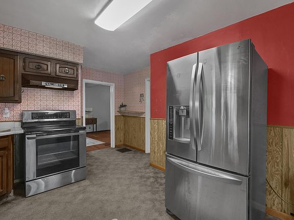 5th image of 376 Ballard Ave