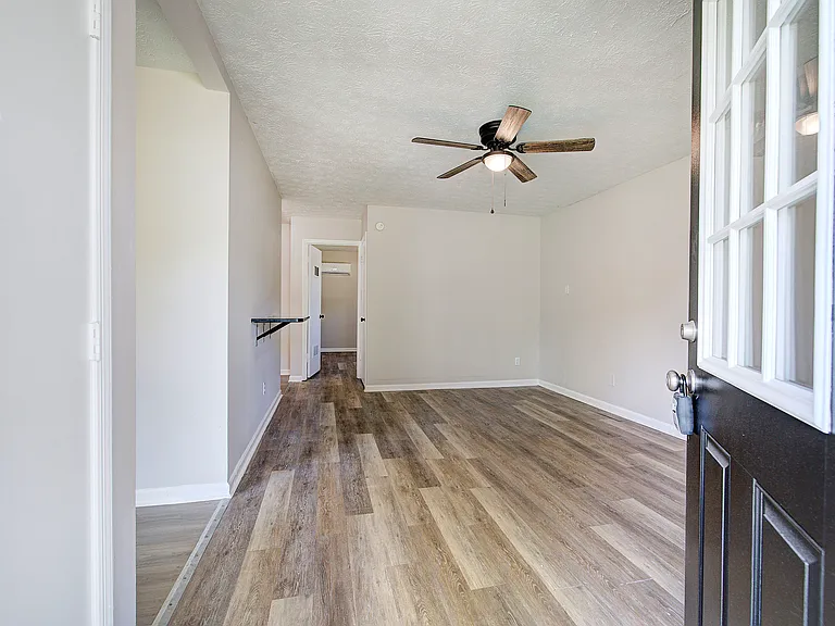 1 Briarwood Ln — Photo 3