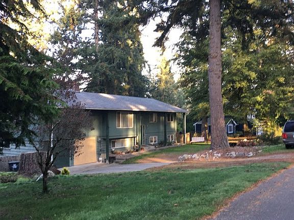 3rd image of 12699 Crown Dr NE