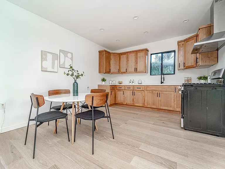 3015 1/2 Hillcrest Dr — Photo 4