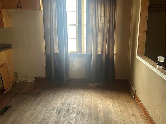 5th image of 1133 Elphinstone STREET