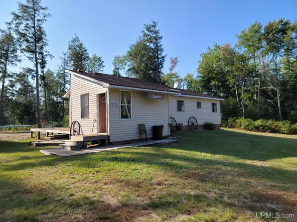 5307N Cal's Dr, Manistique, MI 49854