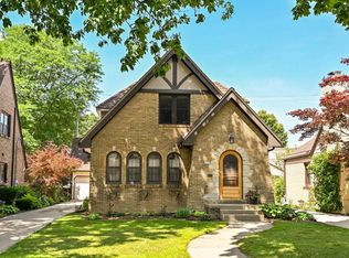 2645 Lefeber Ave, Wauwatosa, WI 53213