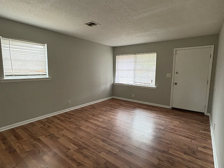 233 Dyas Dr — Photo 6