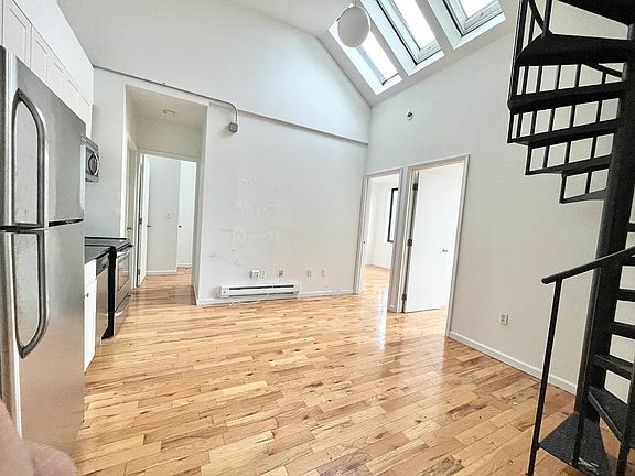 5th image of 320 Melrose St #4B