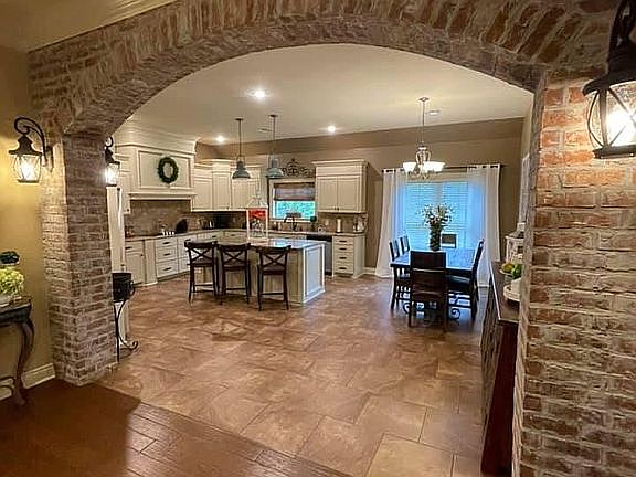 4th image of 632 Erble Ln