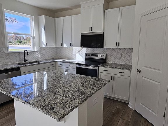 4th image of 13 Longdale Dr