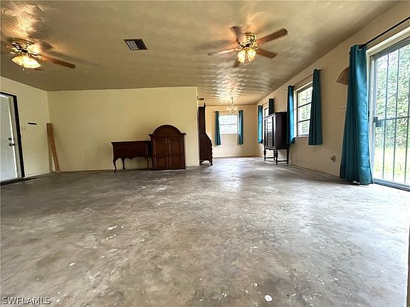 4th image of 857 Polk St