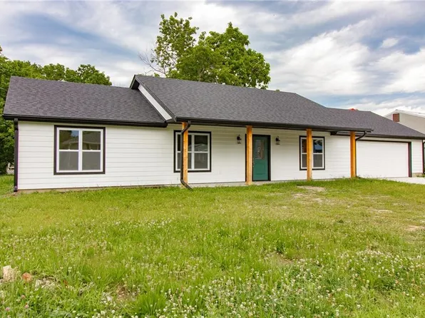 206 S 4th St, Holden, MO 64040