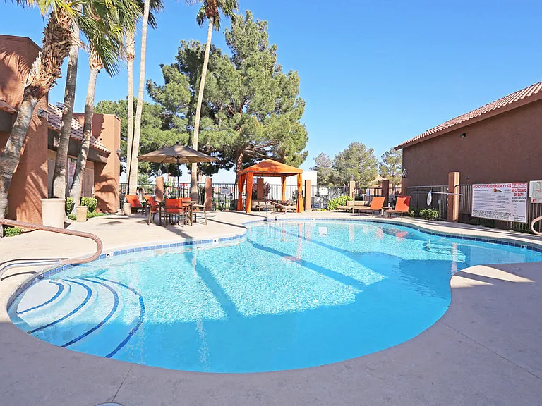 Sunset Pointe Apartments — Photo 5