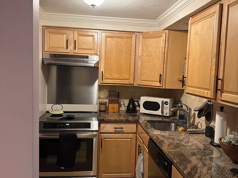5 Royal Crest Dr #2E — Photo 5