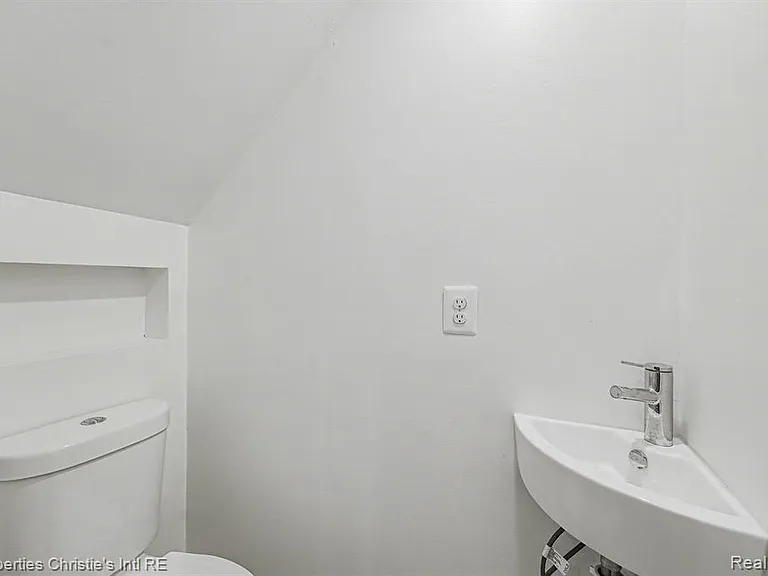 1463 Baldwin St — Photo 7