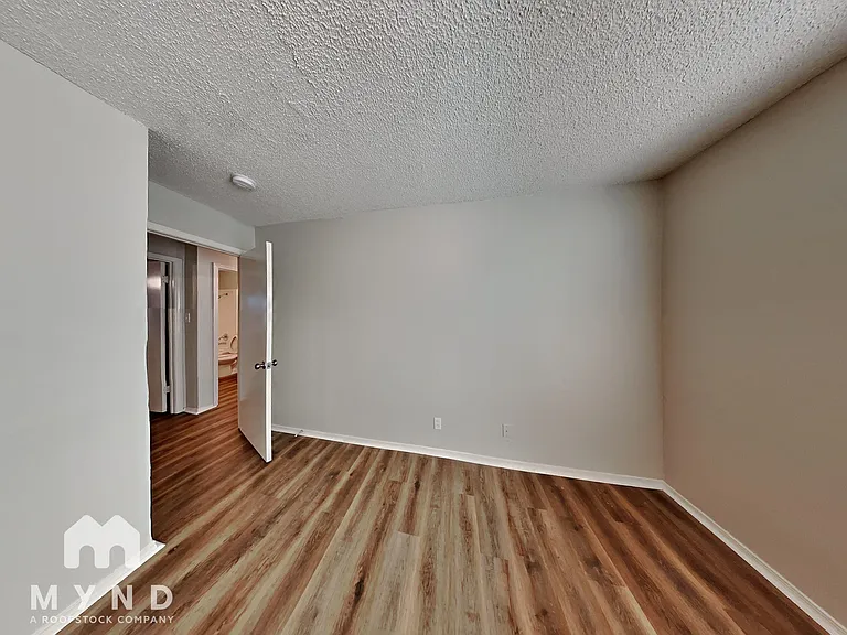 915 Winnie St — Photo 13