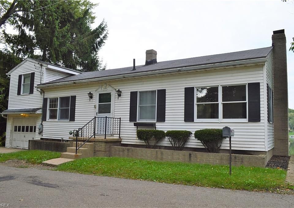 1st image of 252 Oak Dr NW