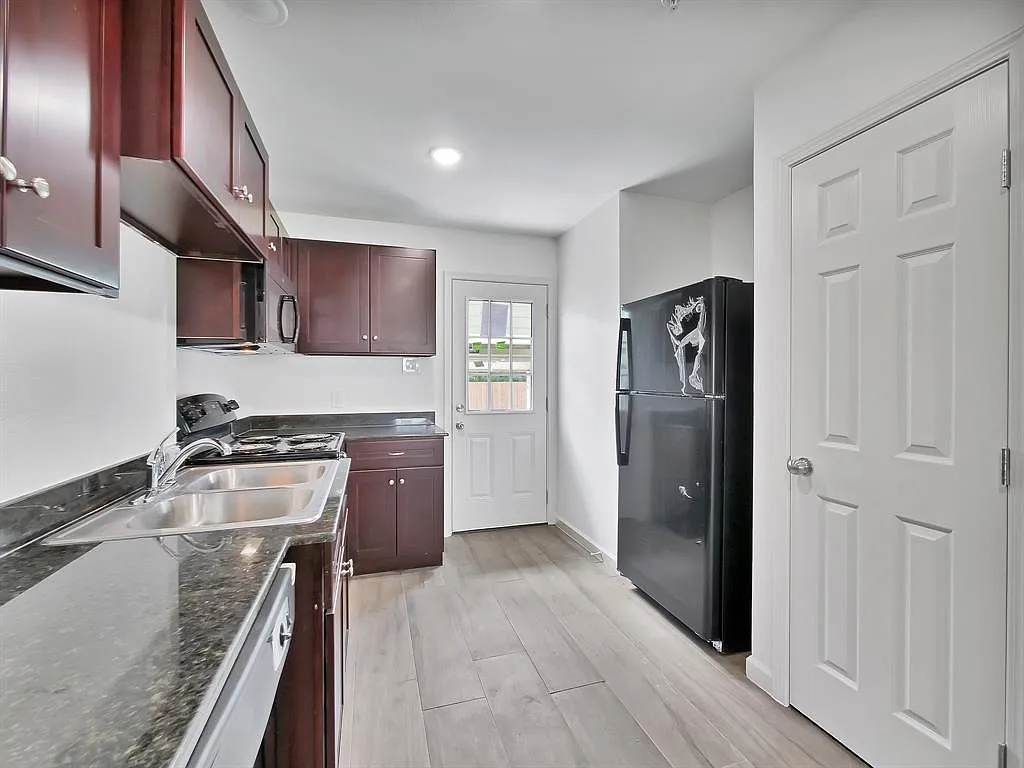 4 bed, 2.5 bath, 1443 sqft, $1,600 — Photo 4