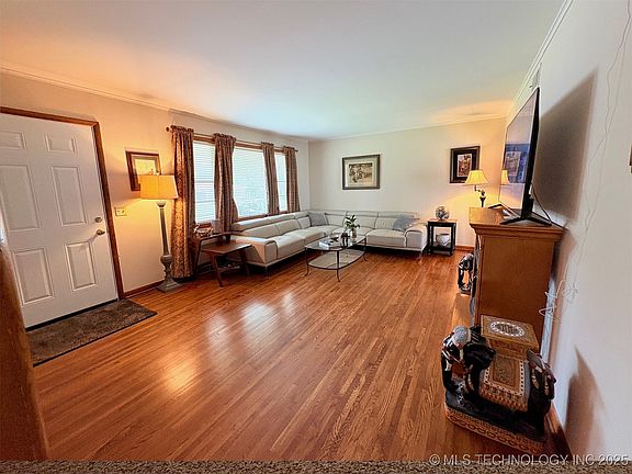 4th image of 1681 S Ash Ave