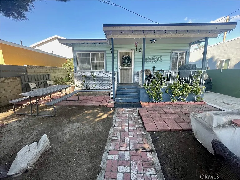 326 W Oliver St — Photo 1