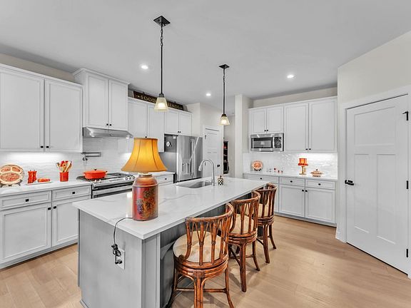 5th image of 300 Beckman Dr