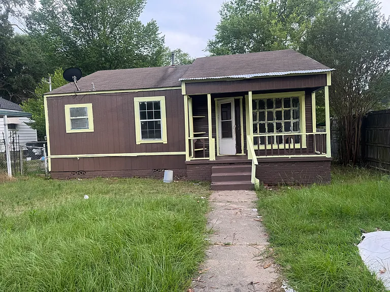 W Highland Ave — Photo 1