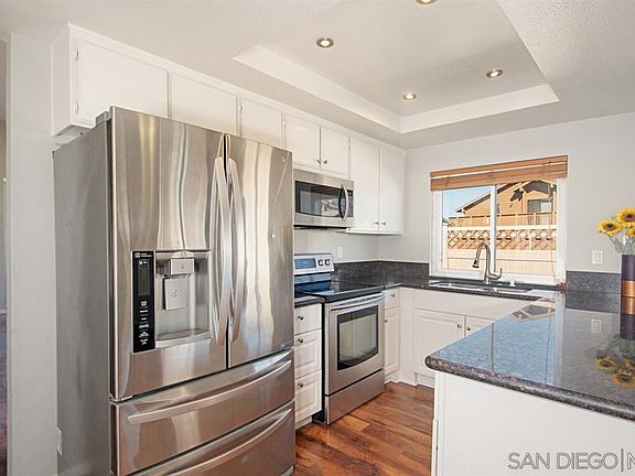 5th image of 393 Winewood St