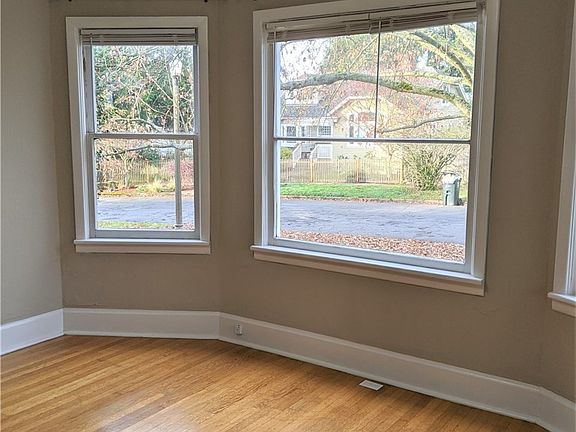 5th image of 624 N Ainsworth Ave