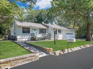 49 Newcomb Trl, Ridge, NY 11961