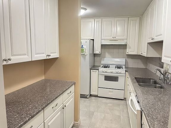5th image of 660 Golden Springs Dr