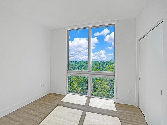4th image of 16385 Biscayne Blvd #520
