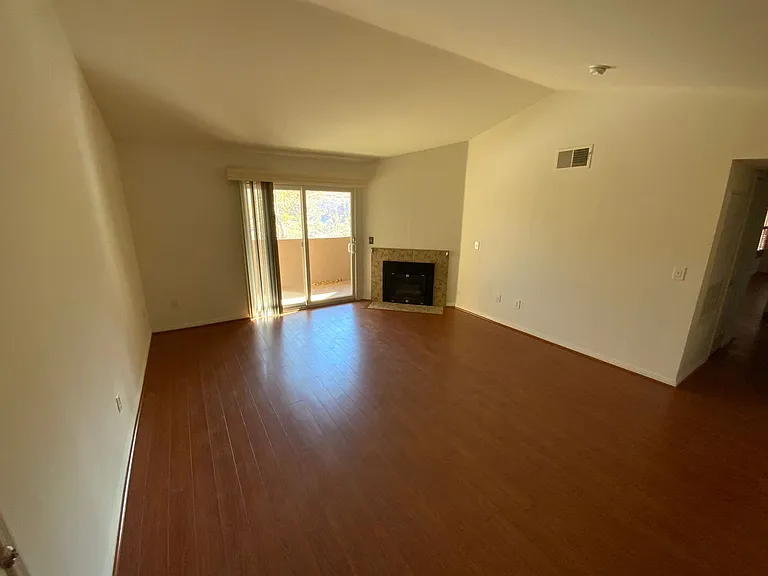 231 W Horizon Ridge Pkwy #1421 — Photo 2