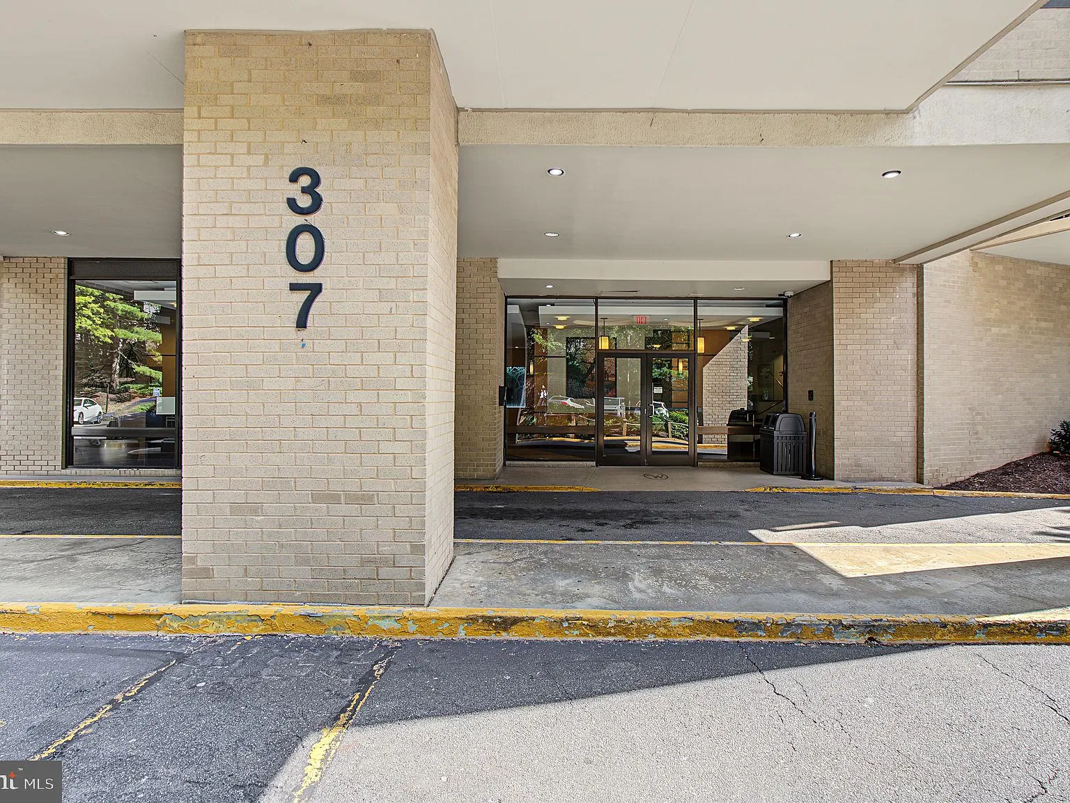1 bed, 1.0 bath, 881 sqft, $2,195 — Photo 2