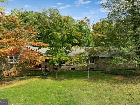 4 Valley Dr, Chalfont, PA 18914