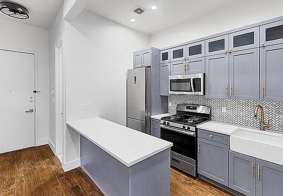 3rd image of 12 Belvidere St Penthouse F