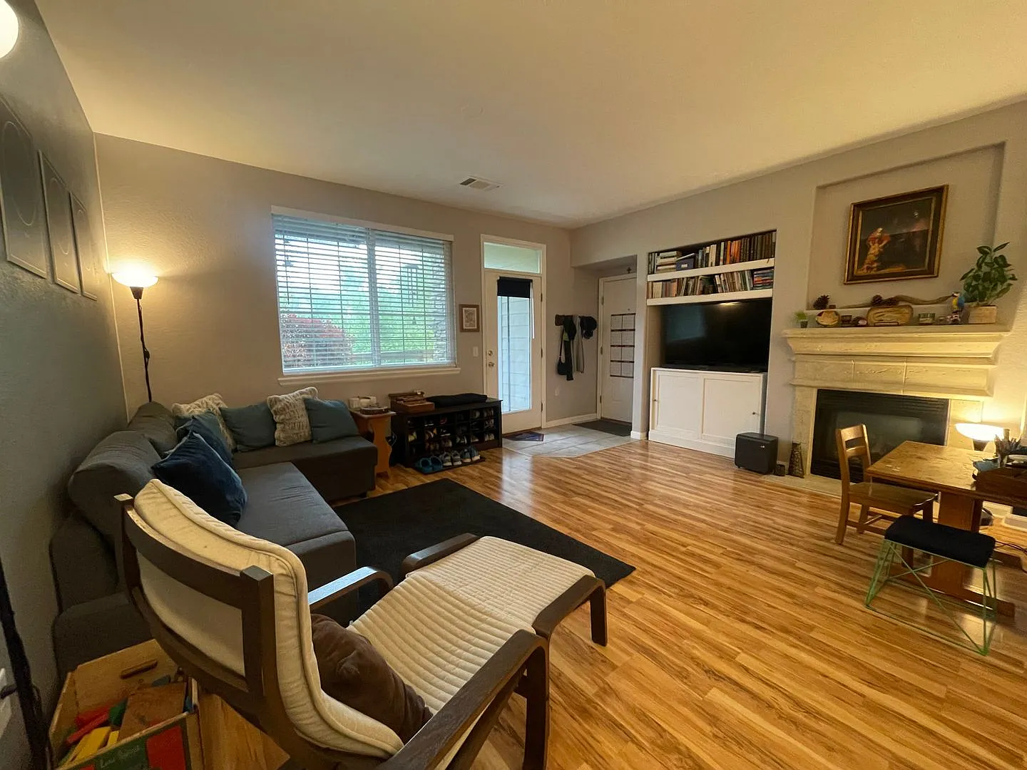 $0 Deposit Option! Luxurious 3bed/2bath Condo With Modern Upgrades — Photo 3